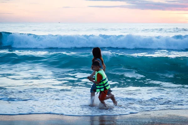 Phu Yen, Vietnam 09 Ağustos 2015: Sabah erken, Aile dalgalar Vietnam denizde yüzmek