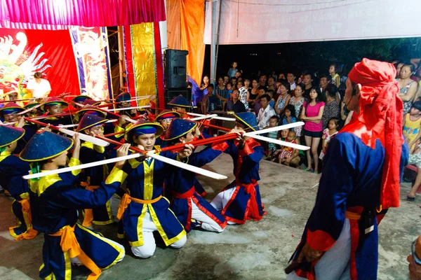 Nha Trang, Vietnam 31 Temmuz 2015: birçok Vietnamca opera Cau Ngu Festivali (iyi balıkçılık hasat için dua bir Festivali) de geleneksel bir tür gösterisinde şapka Boi (ya da şapka Bo), millet, 3 gün ve gece festival yer alır.