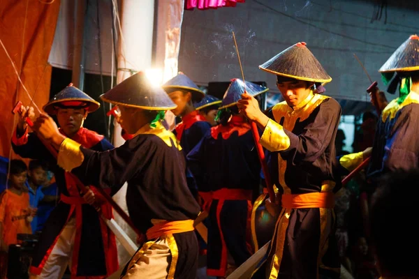 Nha Trang, Vietnam 31 Temmuz 2015: birçok Vietnamca opera Cau Ngu Festivali (iyi balıkçılık hasat için dua bir Festivali) de geleneksel bir tür gösterisinde şapka Boi (ya da şapka Bo), millet, 3 gün ve gece festival yer alır.