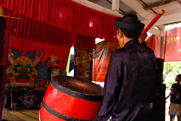 Nha Trang, Vietnam 31 Temmuz 2015: birçok Vietnamca opera Cau Ngu Festivali (iyi balıkçılık hasat için dua bir Festivali) de geleneksel bir tür gösterisinde şapka Boi (ya da şapka Bo), millet, 3 gün ve gece festival yer alır.