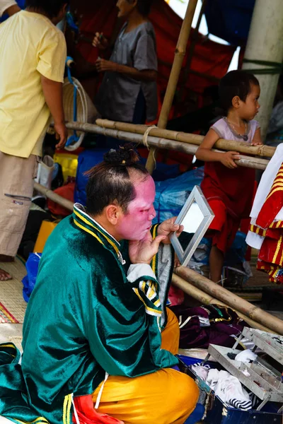 Nha Trang, Vietnam 31 Temmuz 2015: birçok Vietnamca opera Cau Ngu Festivali (iyi balıkçılık hasat için dua bir Festivali) de geleneksel bir tür gösterisinde şapka Boi (ya da şapka Bo), millet, 3 gün ve gece festival yer alır.