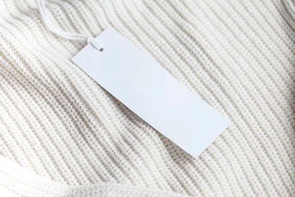 Targhetta etichetta vestiti bianco bianco mockup — Foto Stock
