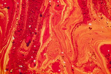 Petrol ve mürekkep kabarcıklar kırmızı ve altın damla makro arka plan