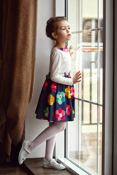 Παιδιά, κορίτσι, παράθυρο, ρούχα — Φωτογραφία Αρχείου