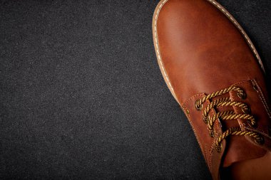 Siyah arka planda erkek ayakkabıları.