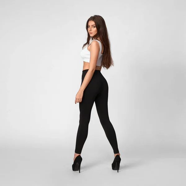 Beyaz arka planda ince stil bir kız.