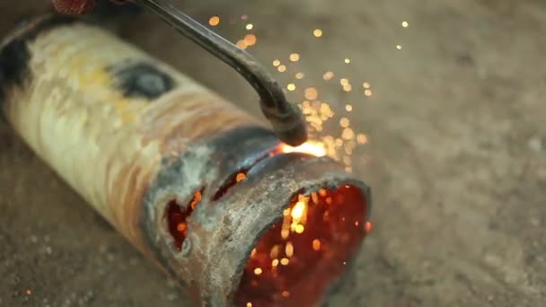 Gas cutting of metal. sparks are flying — Stock Video