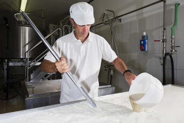Nalewa producent serów podpuszczkowych — Zdjęcie stockowe