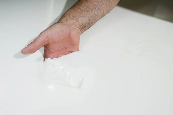 Cheesemaker controlla la cagliata di latte — Foto Stock