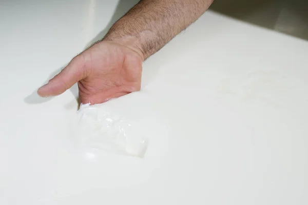 Cheesemaker szabályozza a tej túró — Stock Fotó