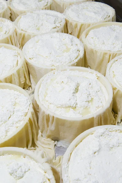 Pedaços de queijo fresco embrulhados em lona de pano — Fotografia de Stock