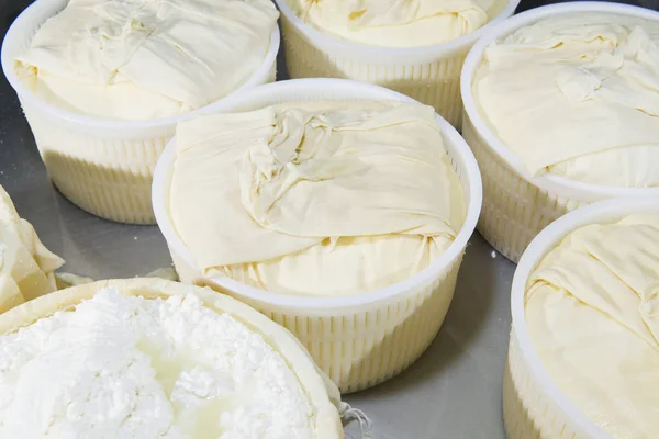 Pedaços de queijo fresco embrulhados em lona de pano — Fotografia de Stock
