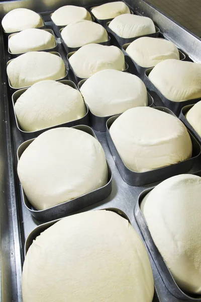 Pedaços de queijo fresco embrulhados em lona de pano — Fotografia de Stock