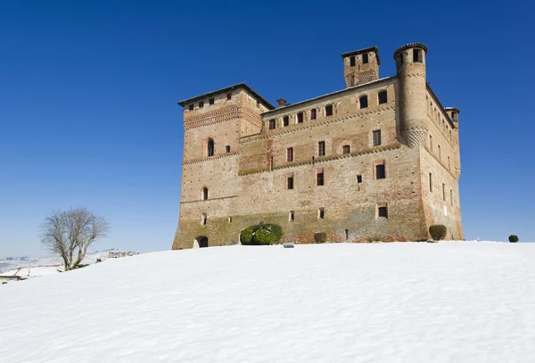 Вид на замок Кавур зимой со снегом — стоковое фото