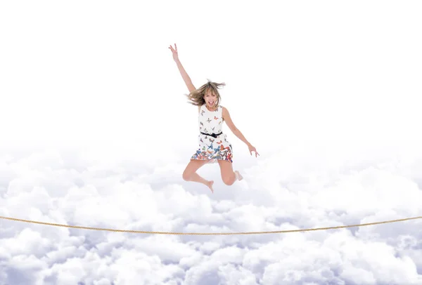 Ragazza salta sulla corda tesa nel cielo — Foto Stock