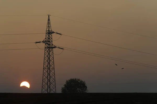 Electricité Pylône en silhouette au coucher du soleil — Photo