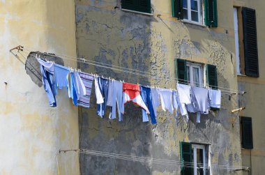 Camogli girsin asılı elbiseleri