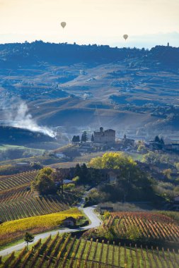 Tepenin Langa Piemonte İtalya arasındaki yol