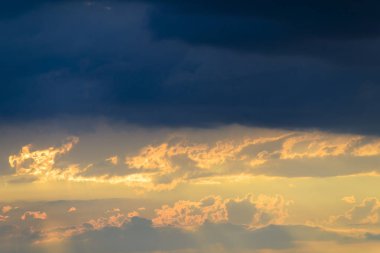Kara bulutlar güzel ve sıcak bir gün batımı gözden kaçırmak.