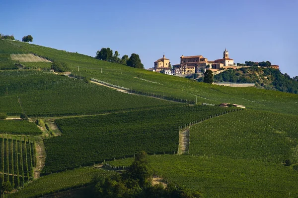 Blick über das Dorf la morra und die Weinberge von langa pie — Stockfoto