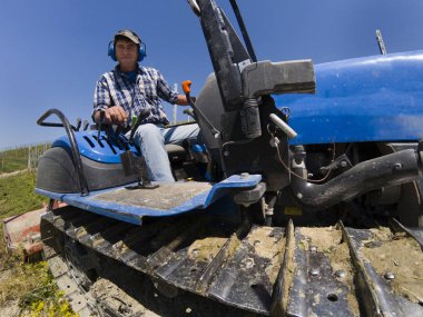 Paletli traktör sürücüsü aşağıdan görüntülendi