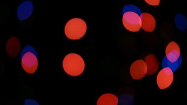 Siyah arka plan üzerine bulanık çok renkli ışıklar