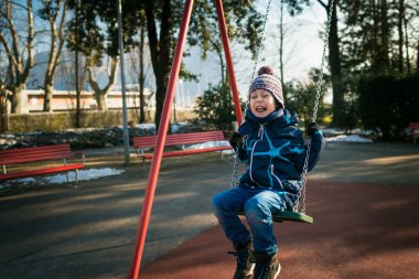 Güzel kış günü hızıyla mutlu küçük çocuğa