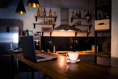 bar counter olan mutfak