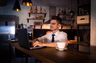 Genç adam oturur mutfak Bar counter
