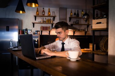 Ev atmosferi, akşam zor bir gün sonra eser