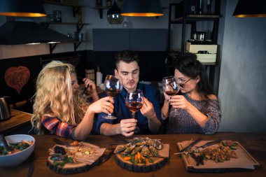 Grup çekici insan birlikte akşam yemeği var