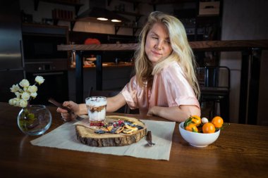 Genç kadın ile tatlı taze gözleme yiyor