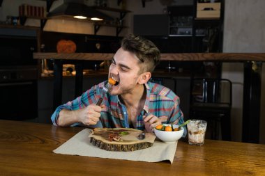 Aç deli duygusal son yemek kahvaltı yiyor.