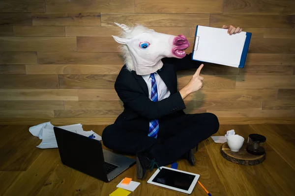 Unicorn bir takım elbise ve kravat gülümsüyor ve parmağını gösterir bir beyaz bir boş levha