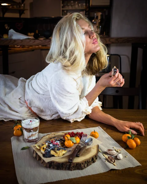 Молодая счастливая женщина ест свежие блины на завтрак — стоковое фото
