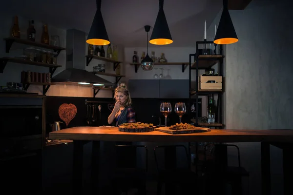 Jovem mulher preparando jantar — Fotografia de Stock