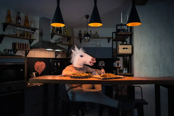 Rolig unicorn dinning ensam i baren counter — Stockfoto