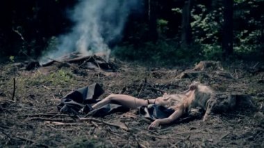 Şenlik ateşi ve twigs fonunda güneşlenme seksi kız