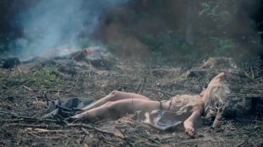 Şenlik ateşi ve twigs fonunda güneşlenme seksi kız