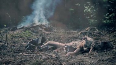 Şenlik ateşi ve twigs fonunda güneşlenme seksi kız