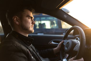 Genç adam lüks bir araba sürüş konsantre