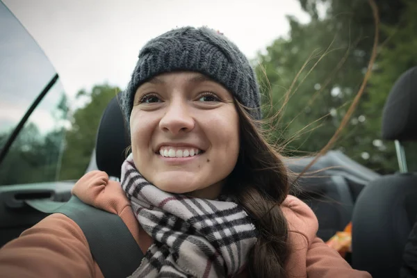 Ein junges fröhliches Mädchen ist im Cabrio unterwegs — Stockfoto