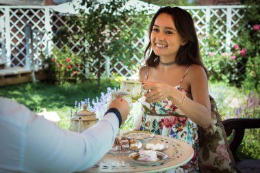 Evin avlusunda yeşil bahçesinde çay töreni