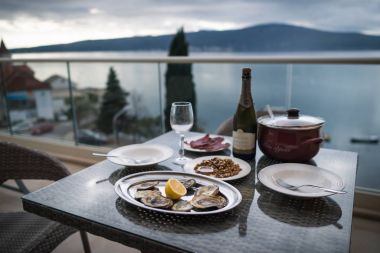 Yerel yemekler ve şarap ev balkon ile güzel masa