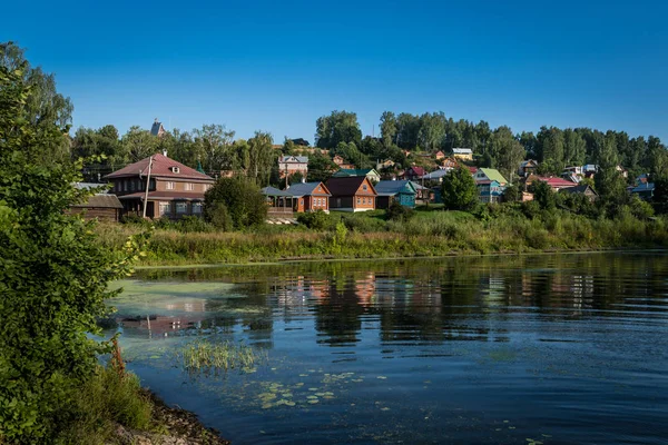 Scenic landscape with traditional buildings in Russian village — Stock Photo, Image