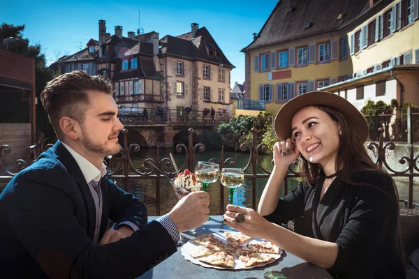 Duas pessoas se sentam juntas no café local com comida e vinho no passeio da cidade — Fotografia de Stock