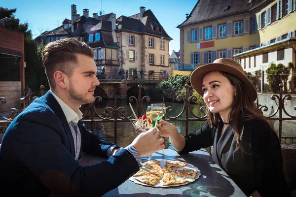 Jovem com namorado almoça na Alsácia — Fotografia de Stock
