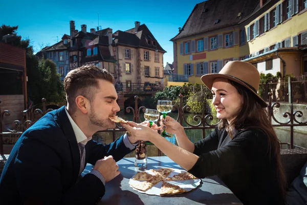 Fiatal nő eteti a barátja — Stock Fotó