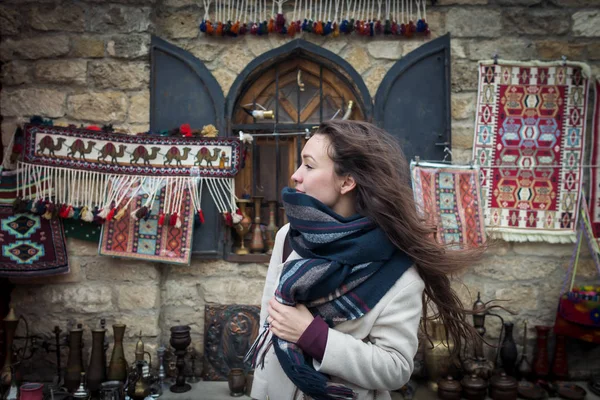Viajante curioso explora autêntico bazar oriental na Ásia Central — Fotografia de Stock