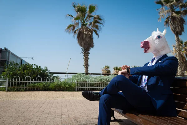 Ung man i elegant kostym sitter på bänken på stadens gata — Stockfoto